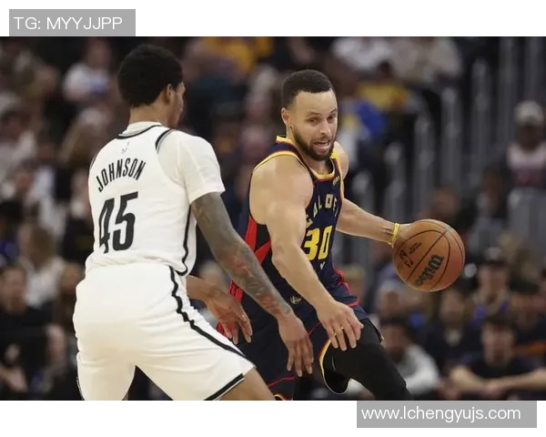 库里与足球明星进行精彩切磋展现运动员之间的默契与挑战