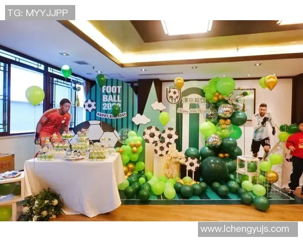 学生桌挂钩设计灵感源于足球明星的创意与实用结合